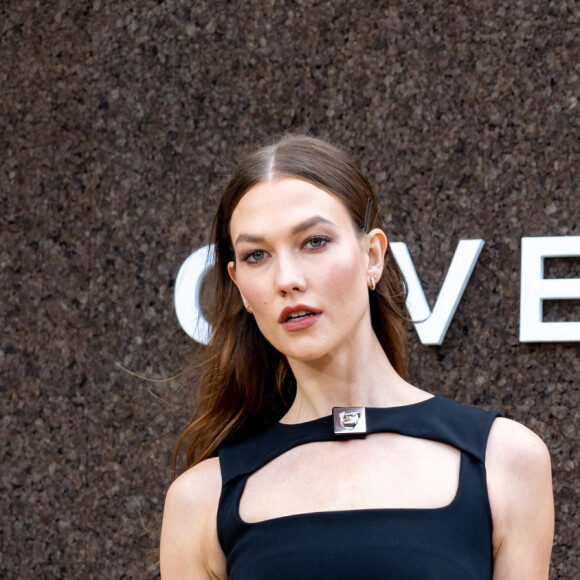 Karlie Kloss - Photocall du défilé Givenchy, Collection Femme Prêt-à-porter Printemps/Eté 2023, lors de la Fashion Week de Paris. Le 2 octobre 2022. © Olivier Borde/Bestimage