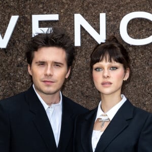 Brooklyn Beckham et sa femme Nicola Peltz - Photocall du défilé Givenchy, Collection Femme Prêt-à-porter Printemps/Eté 2023, lors de la Fashion Week de Paris. Le 2 octobre 2022. © Olivier Borde/Bestimage