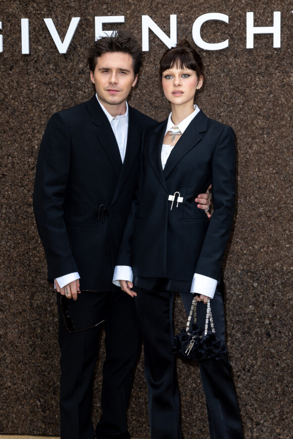 Brooklyn Beckham et sa femme Nicola Peltz - Photocall du défilé Givenchy, Collection Femme Prêt-à-porter Printemps/Eté 2023, lors de la Fashion Week de Paris. Le 2 octobre 2022. © Olivier Borde/Bestimage