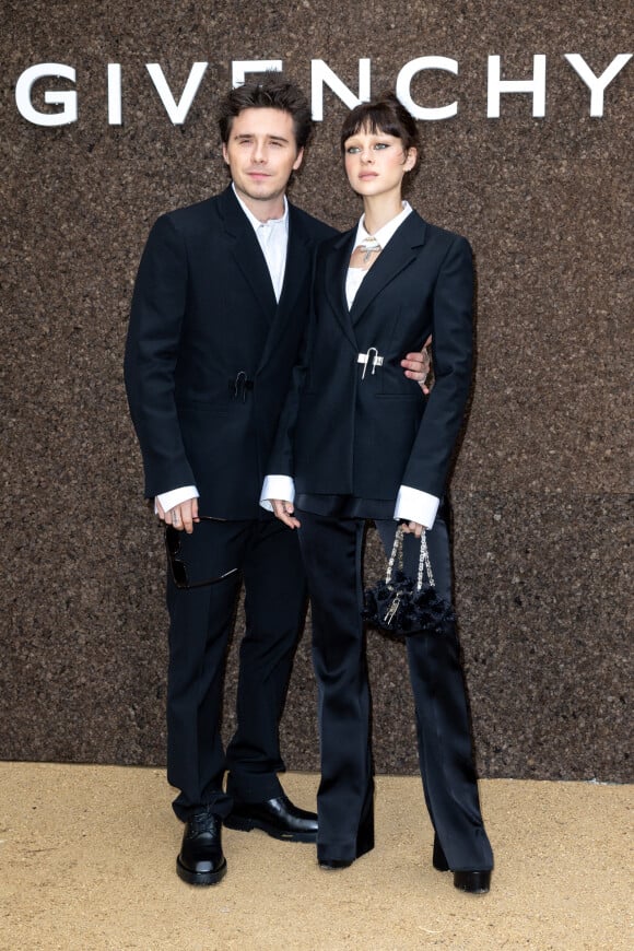 Brooklyn Beckham et sa femme Nicola Peltz - Photocall du défilé Givenchy, Collection Femme Prêt-à-porter Printemps/Eté 2023, lors de la Fashion Week de Paris. Le 2 octobre 2022. © Olivier Borde/Bestimage