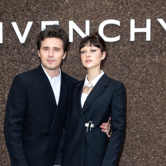 Brooklyn Beckham et sa femme Nicola Peltz - Photocall du défilé Givenchy, Collection Femme Prêt-à-porter Printemps/Eté 2023, lors de la Fashion Week de Paris. Le 2 octobre 2022. © Olivier Borde/Bestimage