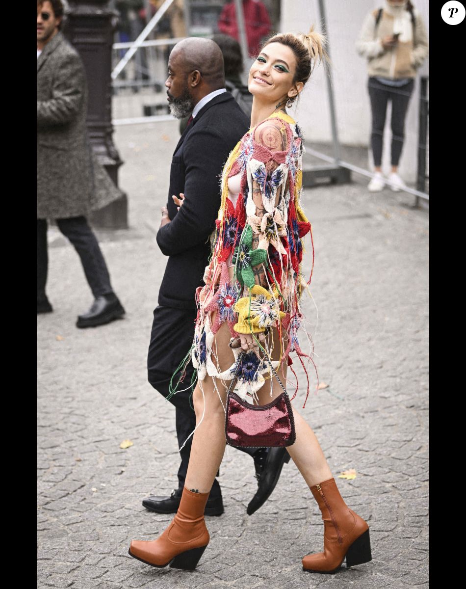 Paris Jackson en robe florale à trous, la fille de Michael Jackson captive les foules et en montre beaucoup 7244930-paris-jackson-arrivees-au-defile-stell-vertical_diaporama-1