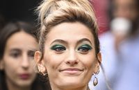 Paris Jackson en robe florale à trous, la fille de Michael Jackson captive les foules et en montre beaucoup