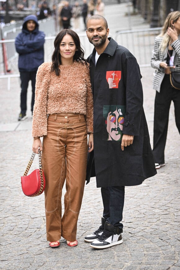 Tony Parker et sa compagne Alizé Lim - Arrivées au défilé Stella McCartney, Collection Femme Prêt-à-porter Printemps/Eté 2023, lors de la Fashion Week de Paris. Le 3 octobre 2022. © Jean-Baptiste Autissier/Panoramic/Bestimage