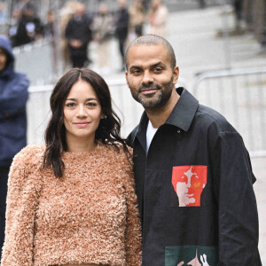 Tony Parker et sa compagne Alizé Lim - Arrivées au défilé Stella McCartney, collection femme prêt-à-porter printemps-été 2023 lors de la Fashion Week de Paris. Le 3 octobre 2022. © Jean-Baptiste Autissier/Panoramic/Bestimage