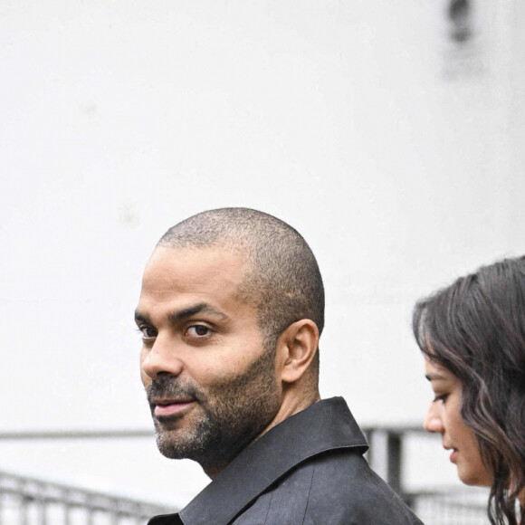 Tony Parker et sa compagne Alizé Lim - Arrivées au défilé Stella McCartney, collection femme prêt-à-porter printemps-été 2023 lors de la Fashion Week de Paris. Le 3 octobre 2022. © Jean-Baptiste Autissier/Panoramic/Bestimage