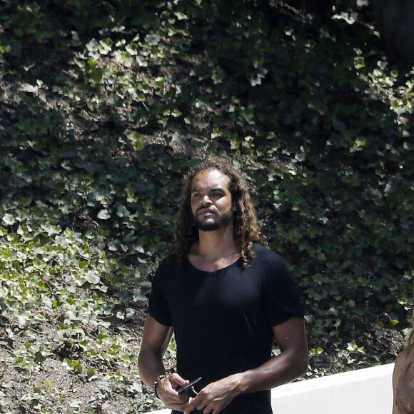 Exclusif - Joakim Noah et sa petite amie Isabelle Cutrim quittent une "house party" à Malibu en californie le 16 juillet 2017.