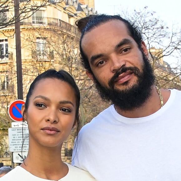 Joakim Noah et sa compagne Lais Ribeiro - Arrivées au défilé Elie Saab Automne/Hiver lors de la Fashion Week de Paris au Plais de Tokyo à Paris, France. © Federico Pestellini/Panoramic/Bestimage 