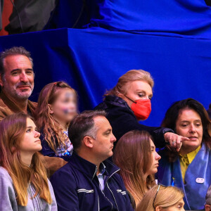 Jean Dujardin et sa fille Jeanne assistent au sacre du couple Cizeron-Papadakis en danse sur glace en tribunes de l'Arena de Montpellier lors des championnats du monde de patinage artistique 2022 le 26 mars 2022. © MPP/Bestimage 