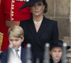 Kate Middleton, princesse de Galles, avec ses deux aînés George et Charlotte lors des funérailles d'Elizabeth II le 19 septembre 2022