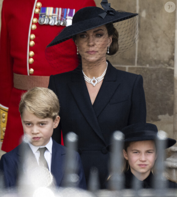 Kate Middleton, princesse de Galles, avec ses deux aînés George et Charlotte lors des funérailles d'Elizabeth II le 19 septembre 2022