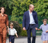 Le prince William, duc de Cambridge et Catherine Kate Middleton, duchesse de Cambridge accompagnent leurs enfants George, Charlotte et Louis à l'école Lambrook le 7 septembre 2022.  Prince George, Princess Charlotte and Prince Louis, accompanied by their parents the Duke and Duchess of Cambridge, arrive for a settling in afternoon at Lambrook School, near Ascot in Berkshire. The settling in afternoon is an annual event held to welcome new starters and their families to Lambrook and takes place the day before the start of the new school term. Picture date: Wednesday September 7, 2022. 