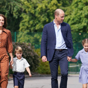 Le prince William, duc de Cambridge et Catherine Kate Middleton, duchesse de Cambridge accompagnent leurs enfants George, Charlotte et Louis à l'école Lambrook le 7 septembre 2022.  Prince George, Princess Charlotte and Prince Louis, accompanied by their parents the Duke and Duchess of Cambridge, arrive for a settling in afternoon at Lambrook School, near Ascot in Berkshire. The settling in afternoon is an annual event held to welcome new starters and their families to Lambrook and takes place the day before the start of the new school term. Picture date: Wednesday September 7, 2022. 