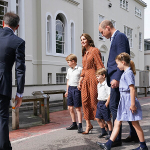 Le prince William, duc de Cambridge et Catherine Kate Middleton, duchesse de Cambridge accompagnent leurs enfants George, Charlotte et Louis à l'école Lambrook le 7 septembre 2022.  Prince George, Princess Charlotte and Prince Louis, accompanied by their parents the Duke and Duchess of Cambridge, are greeted by Headmaster Jonathan Perry as they arrive for a settling in afternoon at Lambrook School, near Ascot in Berkshire. The settling in afternoon is an annual event held to welcome new starters and their families to Lambrook and takes place the day before the start of the new school term. Picture date: Wednesday September 7, 2022. 