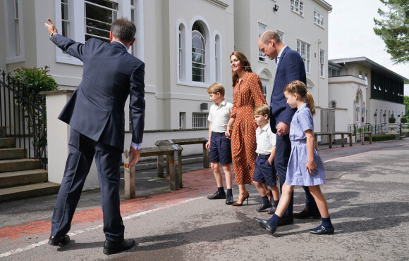 Le prince William, duc de Cambridge et Catherine Kate Middleton, duchesse de Cambridge accompagnent leurs enfants George, Charlotte et Louis à l'école Lambrook le 7 septembre 2022.  Prince George, Princess Charlotte and Prince Louis, accompanied by their parents the Duke and Duchess of Cambridge, are greeted by Headmaster Jonathan Perry as they arrive for a settling in afternoon at Lambrook School, near Ascot in Berkshire. The settling in afternoon is an annual event held to welcome new starters and their families to Lambrook and takes place the day before the start of the new school term. Picture date: Wednesday September 7, 2022. 