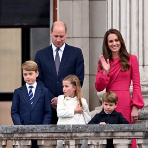 Info - Kate et William quittent le palais de Kensington pour s’installer au cottage Adelaide plus proche d’Elizabeth II - le prince William, duc de Cambridge, Catherine Kate Middleton, duchesse de Cambridge et leurs enfants le prince George, la princesse Charlotte et le prince Louis - La famille royale regarde la grande parade qui clôture les festivités du jubilé de platine de la reine à Londres le 5 juin 2022.  The Duke of Cambridge, Princess Charlotte, Prince Louis, and the Duchess of Cambridge appear on the balcony of Buckingham Palace at the end of the Platinum Jubilee Pageant, on day four of the Platinum Jubilee celebrations. Picture date: Sunday June 5, 2022. 