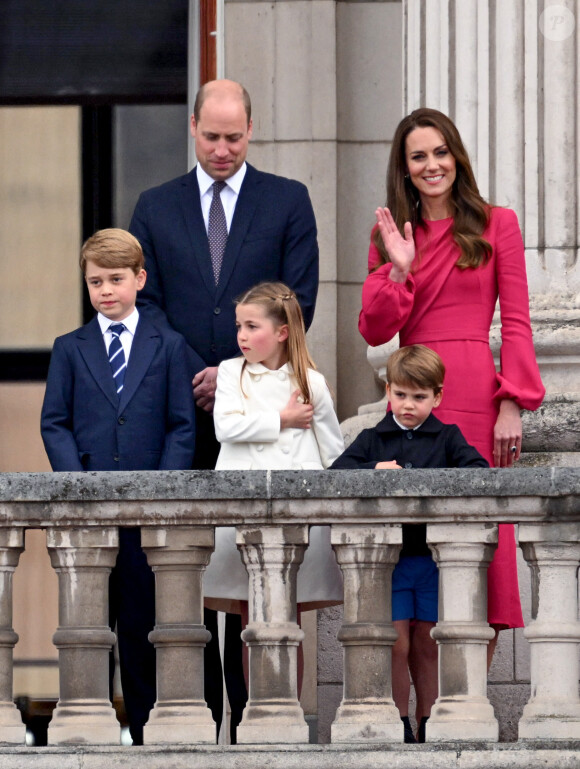 Info - Kate et William quittent le palais de Kensington pour s’installer au cottage Adelaide plus proche d’Elizabeth II - le prince William, duc de Cambridge, Catherine Kate Middleton, duchesse de Cambridge et leurs enfants le prince George, la princesse Charlotte et le prince Louis - La famille royale regarde la grande parade qui clôture les festivités du jubilé de platine de la reine à Londres le 5 juin 2022.  The Duke of Cambridge, Princess Charlotte, Prince Louis, and the Duchess of Cambridge appear on the balcony of Buckingham Palace at the end of the Platinum Jubilee Pageant, on day four of the Platinum Jubilee celebrations. Picture date: Sunday June 5, 2022. 