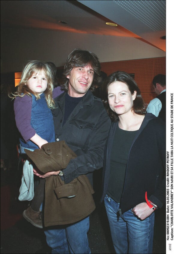 Charlotte Valandrey avec sa fille Tara en 2003 au Stade de France