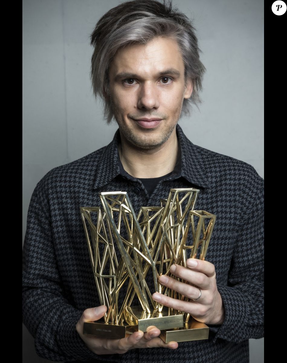 Exclusif - Orelsan (Création audiovisuelle de l'année pour "Montre jamais ça à personne" - Artiste masculin de l'année et Chanson originale de l'année pour "L'odeur de l'essence") en backstage lors la 37ème cérémonie des Victoires de la musique à la Seine musicale de Boulogne-Billancourt, le 11 février 2022. © Cyril Moreau / Tiziano Da Silva / Bestimage