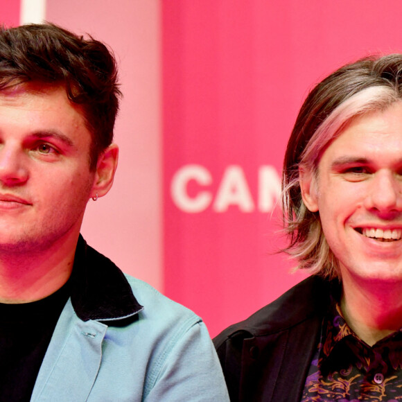 Clément Cotentin et son frère Orelsan durant la troisième soirée du 4eme Canneseries au Palais des Festivals à Cannes, le 10 octobre 2021. © Bruno Bebert/Bestimage 