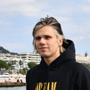 Orelsan durant un Photocall pour la série "Montre jamais ça à personne", lors du 4ème Canneseries sur le ponton de la plage du Majestic à Cannes, le 10 octobre 2021. © Bruno Bebert/Bestimage