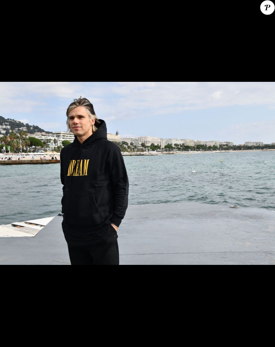 Orelsan durant un Photocall pour la série "Montre jamais ça à personne", lors du 4ème Canneseries sur le ponton de la plage du Majestic à Cannes, le 10 octobre 2021. © Bruno Bebert/Bestimage