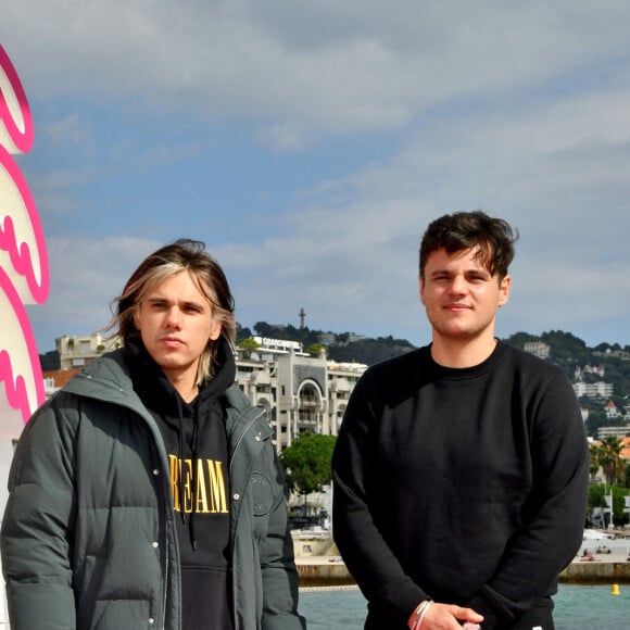 Orelsan et son frère Clément Cotentin durant un Photocall pour la série "Montre jamais ça à personne", lors du 4ème Canneseries sur le ponton de la plage du Majestic à Cannes, le 10 octobre 2021. © Bruno Bebert/Bestimage