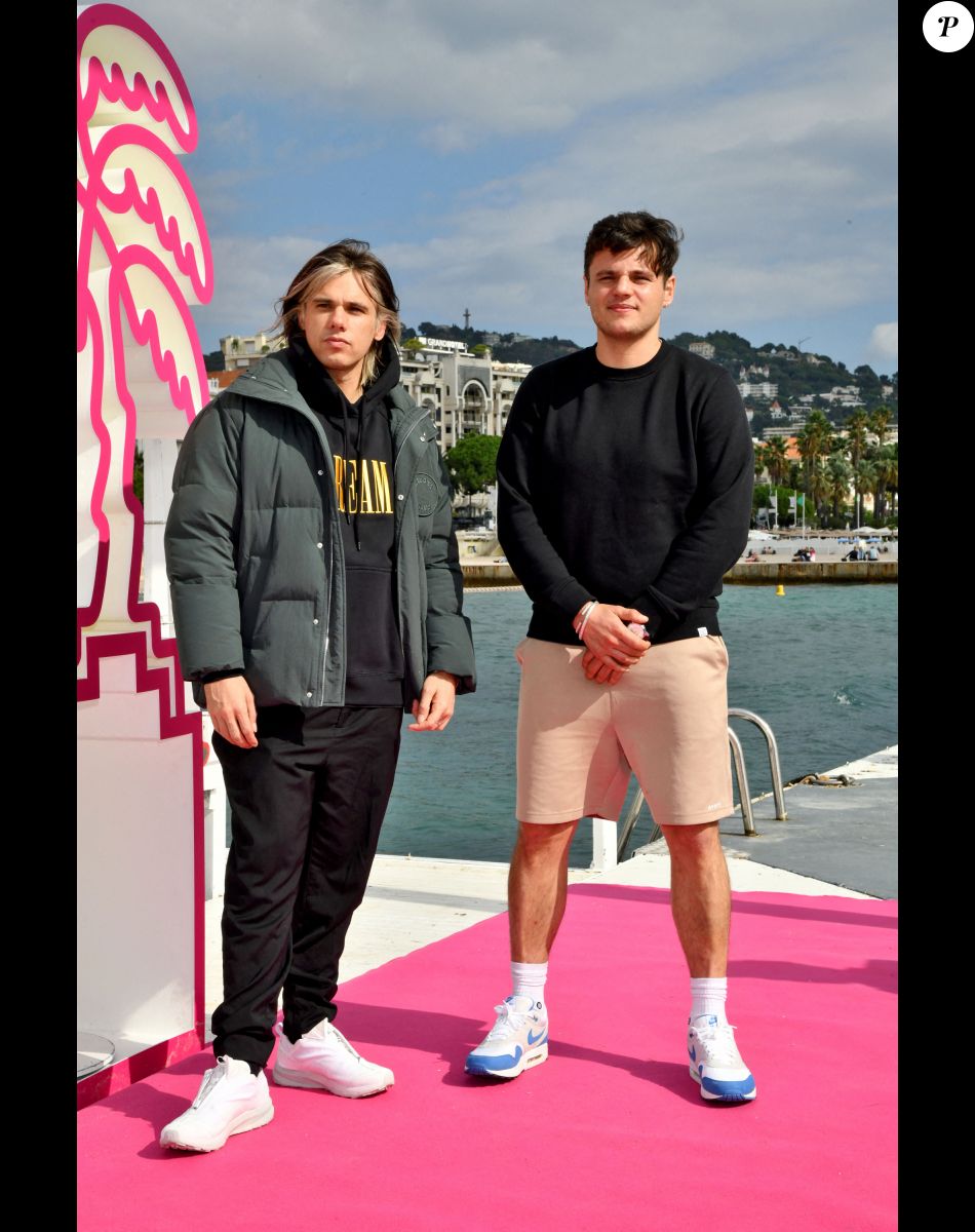 Orelsan et son frère Clément Cotentin durant un Photocall pour la série "Montre jamais ça à personne", lors du 4ème Canneseries sur le ponton de la plage du Majestic à Cannes, le 10 octobre 2021. © Bruno Bebert/Bestimage