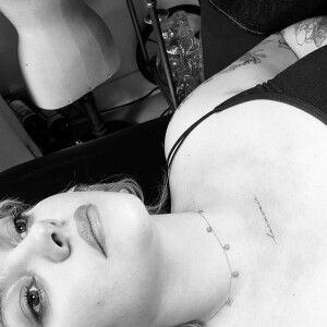 Louane dévoile un nouveau tatouage, "Harmonie" au dessus. Photo publiée sur sa page Instagram le 17 octobre 2021.
