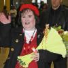Susan Boyle, très souriante, arrive à l'aéroport de Madrid, le 10 février 2010 !