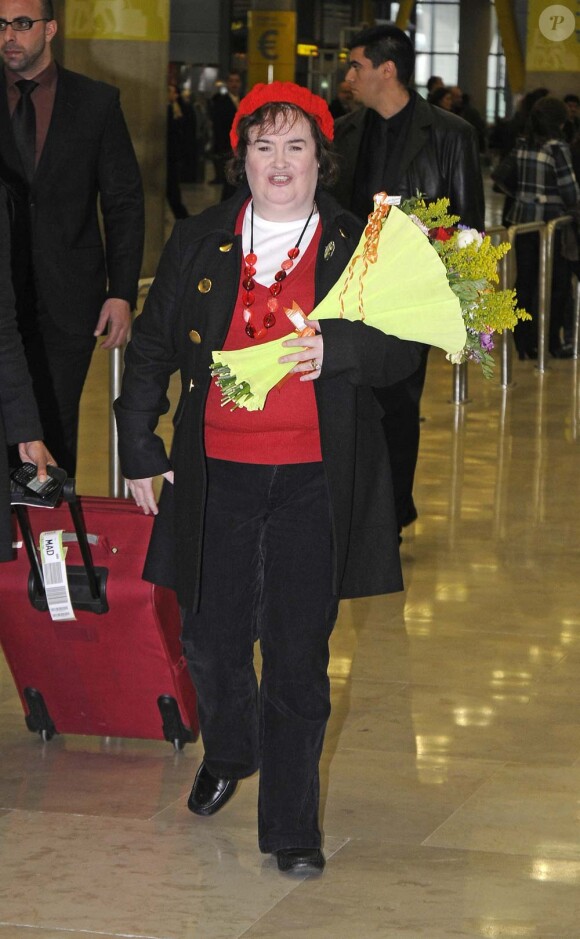 Susan Boyle, très souriante, arrive à l'aéroport de Madrid, le 10 février 2010 !