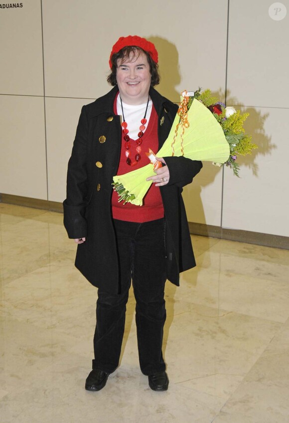 Susan Boyle, très souriante, arrive à l'aéroport de Madrid, le 10 février 2010 !