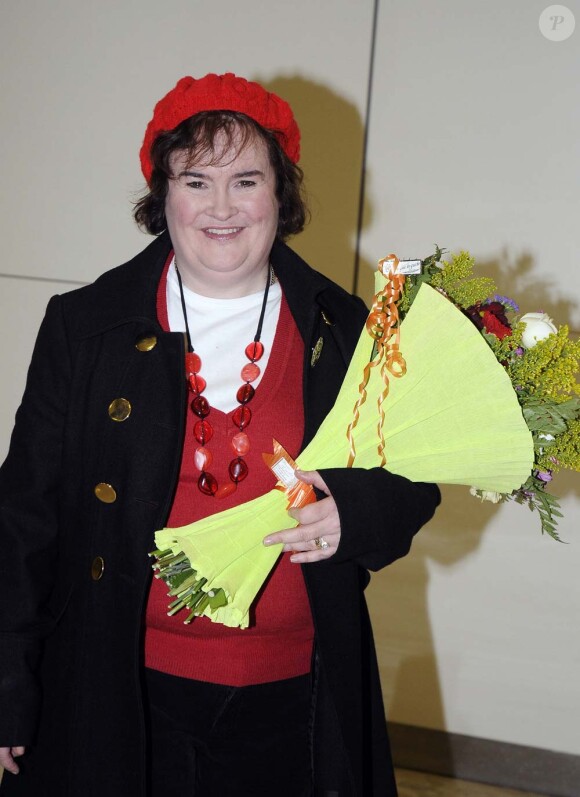 Susan Boyle, très souriante, arrive à l'aéroport de Madrid, le 10 février 2010 !