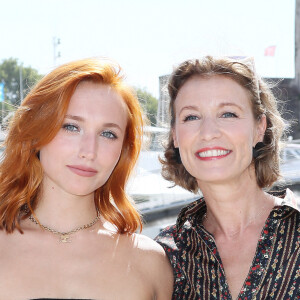 Chloé Jouannet et Alexandra Lamy - Photocall de "Touchées" lors de la 24ème édition du Festival de la Fiction TV de la Rochelle. Le 14 septembre 2022 © Patrick Bernard / Bestimage