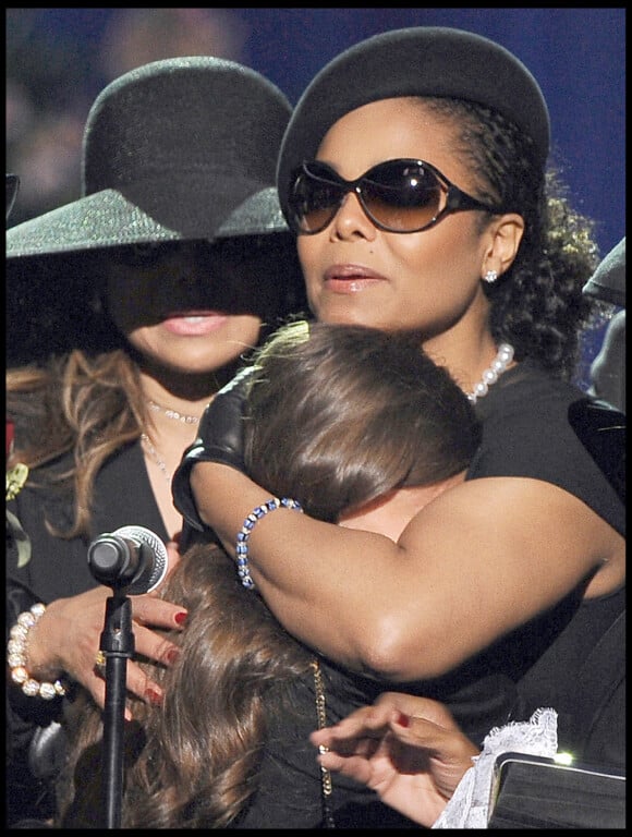 Janet Jackson serrant sa nièce Paris dans ses bras, lors de l'hommage au Staples Center à Los Angeles en 2009 organisé après la mort de Michael Jackson