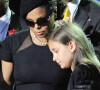 Janet Jackson serrant sa nièce Paris dans ses bras, lors de l'hommage au Staples Center à Los Angeles organisé après la mort de Michael Jackson. Les deux femmes semblaient avoir pris leurs distances depuis...