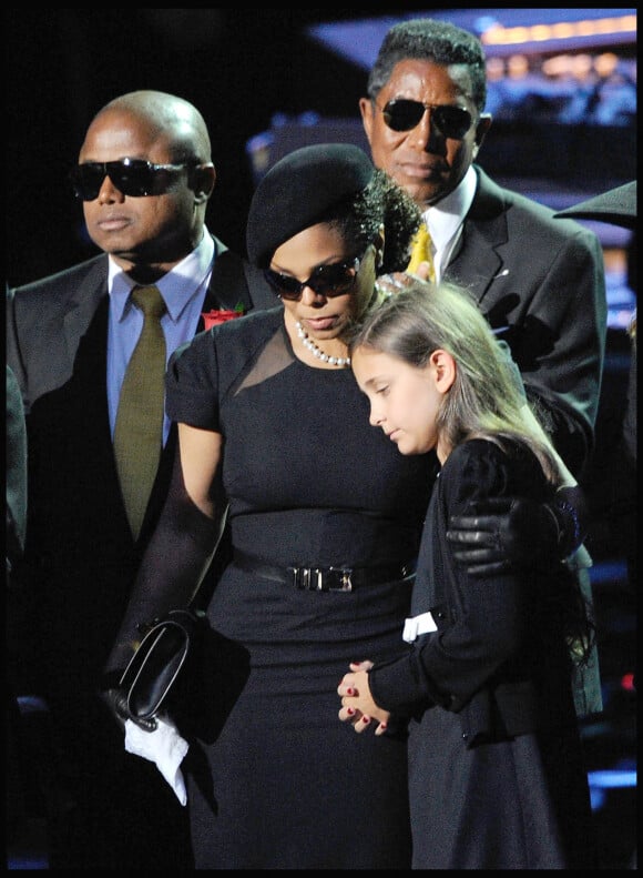 Janet Jackson serrant sa nièce Paris dans ses bras, lors de l'hommage au Staples Center à Los Angeles organisé après la mort de Michael Jackson. Les deux femmes semblaient avoir pris leurs distances depuis...