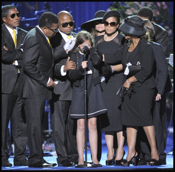 Janet Jackson serrant sa nièce Paris dans ses bras, lors de l'hommage au Staples Center à Los Angeles en 2009 organisé après la mort de Michael Jackson