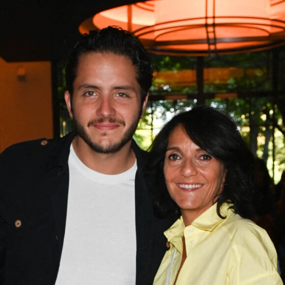 Exclusif - Florence Foresti et son nouveau compagnon l'humoriste Suisse, Alexandre Kominek - People à la 100ème du spectacle de Vincent Dedienne "Un soir de gala" aux théâtre Marigny à Paris le 27 juin 2022. © Coadic Guirec/Bestimage 