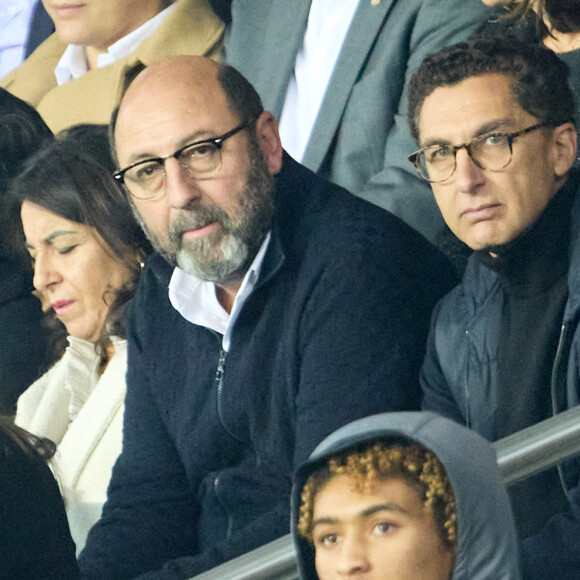 Kad Merad et Maxime Saada - People au match retour de Ligue Des Champions 2022 (LDC) entre le PSG et Benfica (1-1) au Parc des Princes à Paris le 11 octobre 2022. © Cyril Moreau/Bestimage