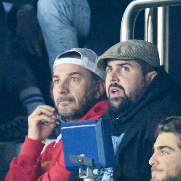 Michaël Youn et Artus - People au match retour de Ligue Des Champions 2022 (LDC) entre le PSG et Benfica (1-1) au Parc des Princes à Paris le 11 octobre 2022. © Cyril Moreau/Bestimage