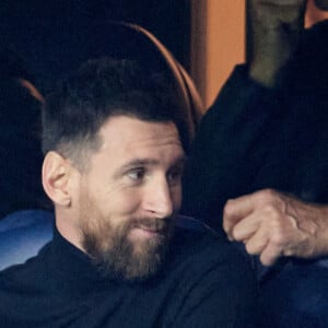 Lionel Messi et sa femme Antonella Roccuzzo - People au match retour de Ligue Des Champions 2022 (LDC) entre le PSG et Benfica (1-1) au Parc des Princes à Paris le 11 octobre 2022. © Cyril Moreau/Bestimage