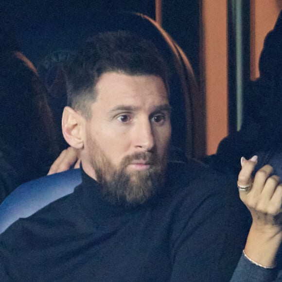 Lionel Messi et sa femme Antonella Roccuzzo - People au match retour de Ligue Des Champions 2022 (LDC) entre le PSG et Benfica (1-1) au Parc des Princes à Paris le 11 octobre 2022. © Cyril Moreau/Bestimage