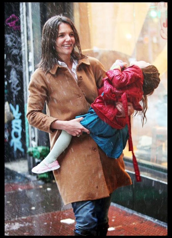 Suri Cruise en pleine séance shopping avec sa maman. Elle adore les rouges à lèvres !