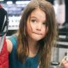 Suri Cruise en pleine séance shopping avec sa maman. Elle adore les rouges à lèvres !