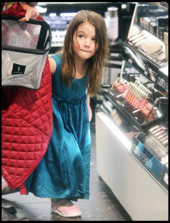 Suri Cruise en pleine séance shopping avec sa maman. Elle adore les rouges à lèvres !