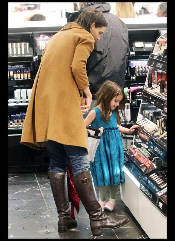 Suri Cruise en pleine séance shopping avec sa maman. Elle adore les rouges à lèvres !