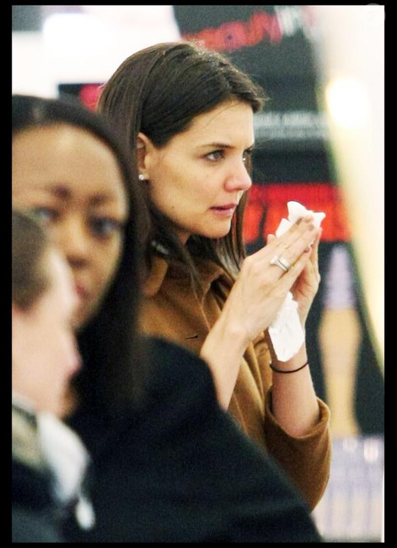 Suri Cruise en pleine séance shopping avec sa maman. Elle adore les rouges à lèvres !