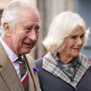 Le roi Charles III d'Angleterre et Camilla Parker Bowles, reine consort d'Angleterre, assistent à une réception pour remercier la communauté d'Aberdeenshire à Ballater pour son organisation et pour leur soutien après le décès de la reine d'Angleterre.