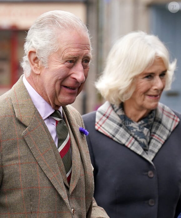 Le roi Charles III d'Angleterre et Camilla Parker Bowles, reine consort d'Angleterre, assistent à une réception pour remercier la communauté d'Aberdeenshire à Ballater pour son organisation et pour leur soutien après le décès de la reine d'Angleterre.